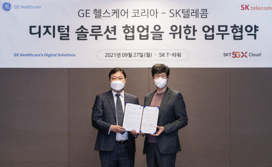 강호준(왼쪽) GE 헬스케어 코리아 상무와 최판철 SK텔레콤 Cloud사업담당이 27일 을지로 T타워에서 국내 디지털 헬스케어 사업 협력을 위한 양해각서(MOU)를 체결한 후 기념사진을 찍고 있다. SKT 제공